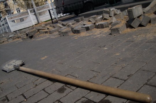 На Пионерской в Могилёве разбирают тротуары (фото)