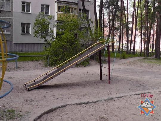 В Светлогорске спасатели извлекли ногу ребенка из детской горки (фото)