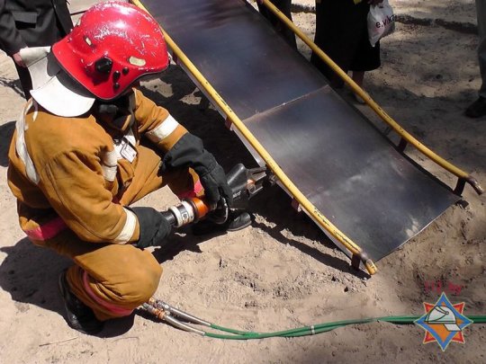 В Светлогорске спасатели извлекли ногу ребенка из детской горки (фото)