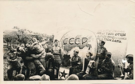 “Фрицы бегут, но огрызаются”