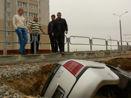 В Барановичах автомобиль провалился в котлован