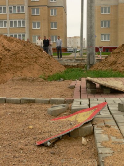 В Барановичах автомобиль провалился в котлован