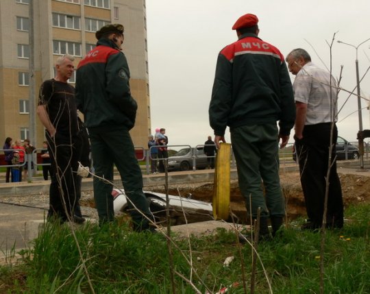 Упавшую в Барановичах в котлован машину вытащили спустя 14 часов