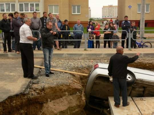 Упавшую в Барановичах в котлован машину вытащили спустя 14 часов