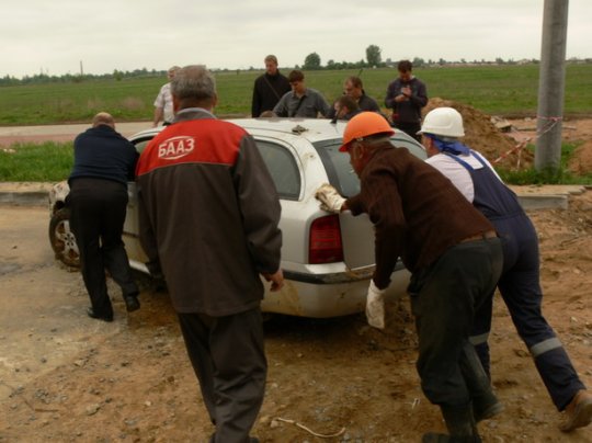Упавшую в Барановичах в котлован машину вытащили спустя 14 часов