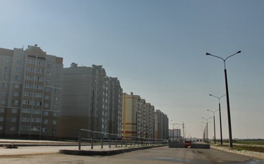 Котлован на улице Домейко, куда провалилась машина, оградили