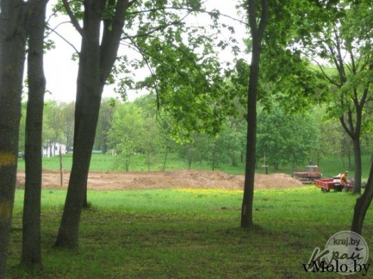 Построена автостоянка возле волейбольной площадки в парке