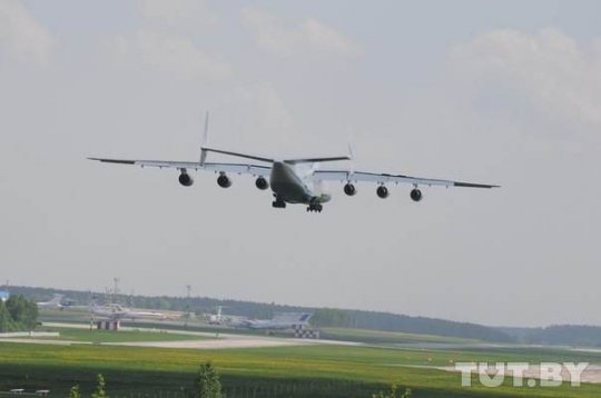Самый большой грузовой лайнер в мире приземлился в минском аэропорту