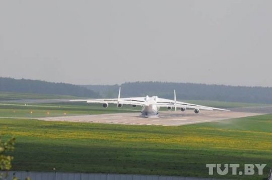 Самый большой грузовой лайнер в мире приземлился в минском аэропорту