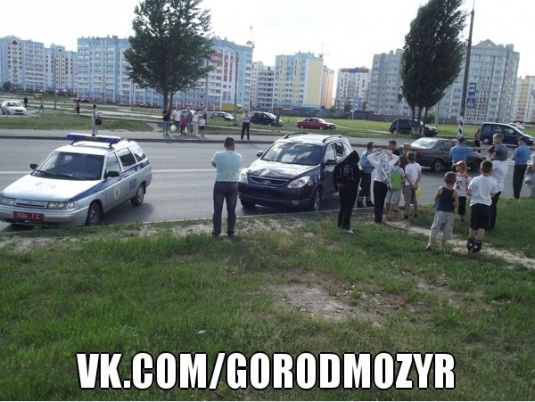 В Мозыре автомобиль сбил первоклашку на пешеходном переходе (фото)