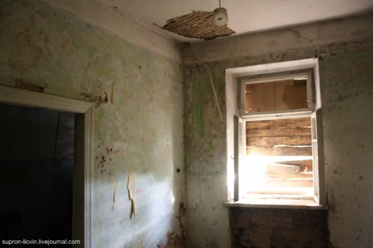 Закінутыя дамы на Вялiкай Траецкай у Гродна. Погляд знутры і зверху