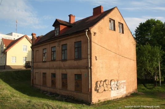 Закінутыя дамы на Вялiкай Траецкай у Гродна. Погляд знутры і зверху