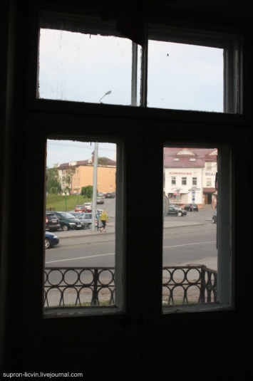 Закінутыя дамы на Вялiкай Траецкай у Гродна. Погляд знутры і зверху