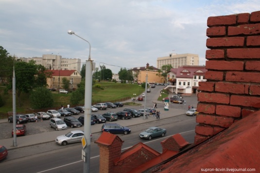 Закінутыя дамы на Вялiкай Траецкай у Гродна. Погляд знутры і зверху