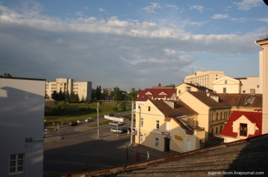 Закінутыя дамы на Вялiкай Траецкай у Гродна. Погляд знутры і зверху