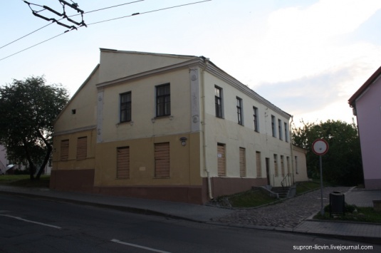 Закінутыя дамы на Вялiкай Траецкай у Гродна. Погляд знутры і зверху