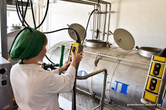 Репортаж: знаменитую рогачевскую сгущенку делают по принципам, которые не менялись два столетия