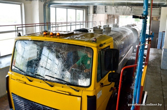 Репортаж: знаменитую рогачевскую сгущенку делают по принципам, которые не менялись два столетия