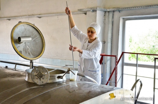 Репортаж: знаменитую рогачевскую сгущенку делают по принципам, которые не менялись два столетия