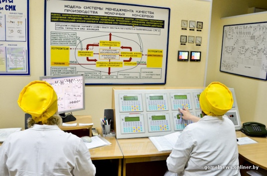 Репортаж: знаменитую рогачевскую сгущенку делают по принципам, которые не менялись два столетия