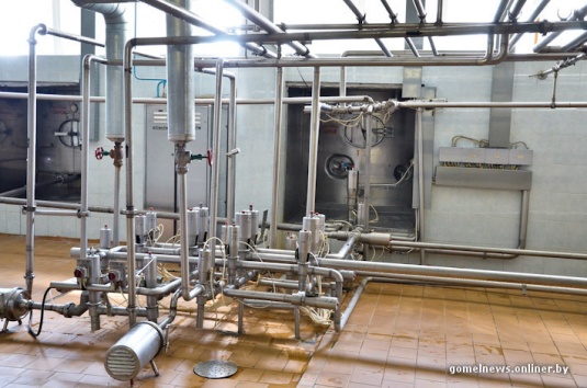 Репортаж: знаменитую рогачевскую сгущенку делают по принципам, которые не менялись два столетия