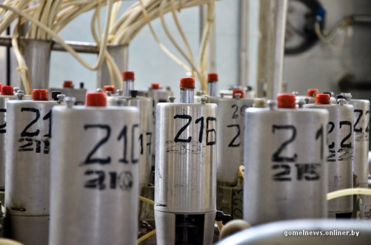 Репортаж: знаменитую рогачевскую сгущенку делают по принципам, которые не менялись два столетия