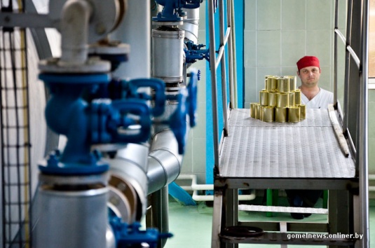 Репортаж: знаменитую рогачевскую сгущенку делают по принципам, которые не менялись два столетия