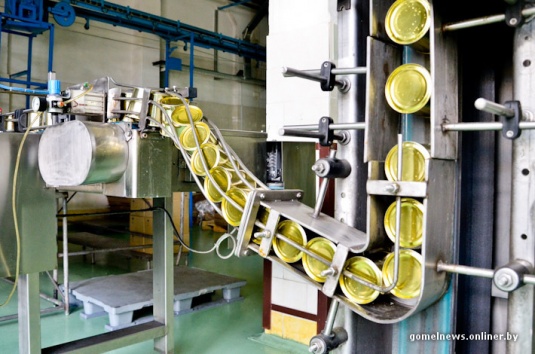 Репортаж: знаменитую рогачевскую сгущенку делают по принципам, которые не менялись два столетия