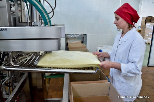 Репортаж: знаменитую рогачевскую сгущенку делают по принципам, которые не менялись два столетия