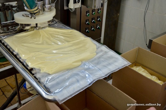 Репортаж: знаменитую рогачевскую сгущенку делают по принципам, которые не менялись два столетия