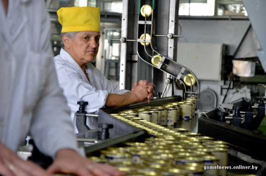 Репортаж: знаменитую рогачевскую сгущенку делают по принципам, которые не менялись два столетия