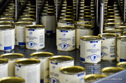 Репортаж: знаменитую рогачевскую сгущенку делают по принципам, которые не менялись два столетия