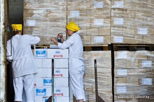 Репортаж: знаменитую рогачевскую сгущенку делают по принципам, которые не менялись два столетия