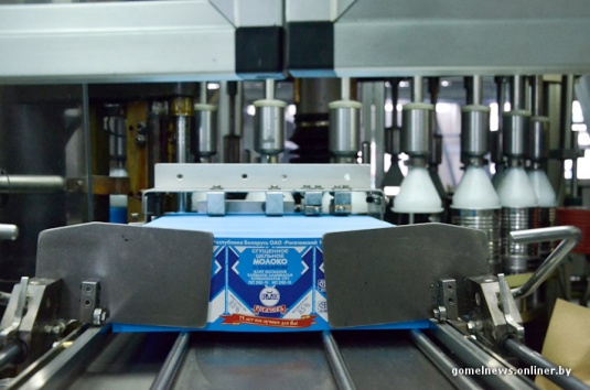 Репортаж: знаменитую рогачевскую сгущенку делают по принципам, которые не менялись два столетия