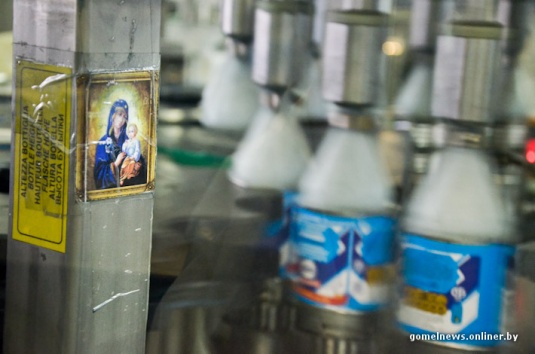 Репортаж: знаменитую рогачевскую сгущенку делают по принципам, которые не менялись два столетия