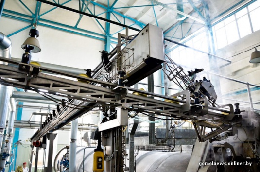 Репортаж: знаменитую рогачевскую сгущенку делают по принципам, которые не менялись два столетия