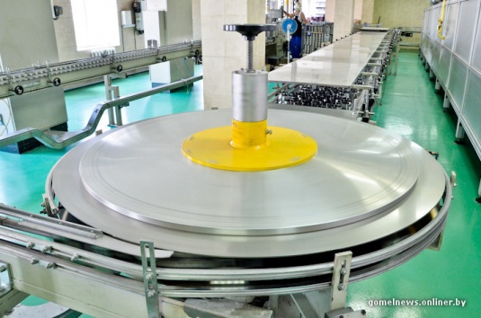 Репортаж: знаменитую рогачевскую сгущенку делают по принципам, которые не менялись два столетия