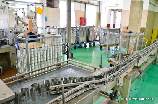 Репортаж: знаменитую рогачевскую сгущенку делают по принципам, которые не менялись два столетия