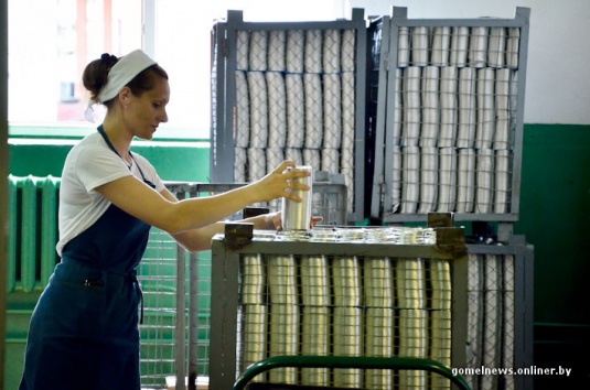 Репортаж: знаменитую рогачевскую сгущенку делают по принципам, которые не менялись два столетия