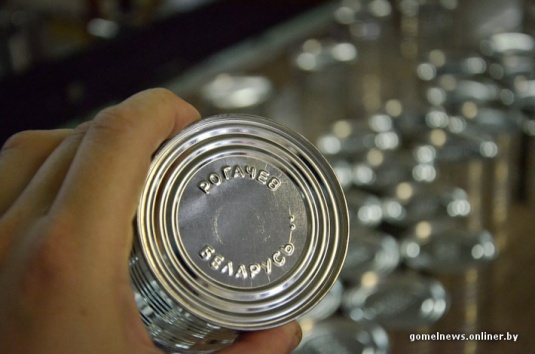 Репортаж: знаменитую рогачевскую сгущенку делают по принципам, которые не менялись два столетия