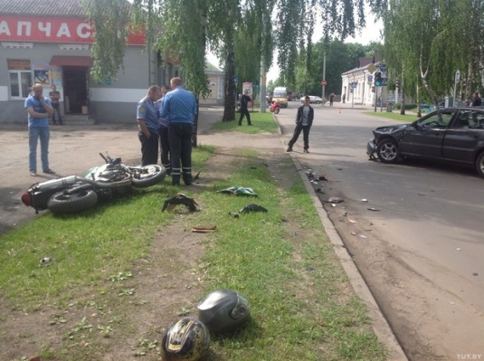В Бобруйске мотоциклист столкнулся с Audi