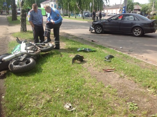 В Бобруйске мотоциклист столкнулся с Audi