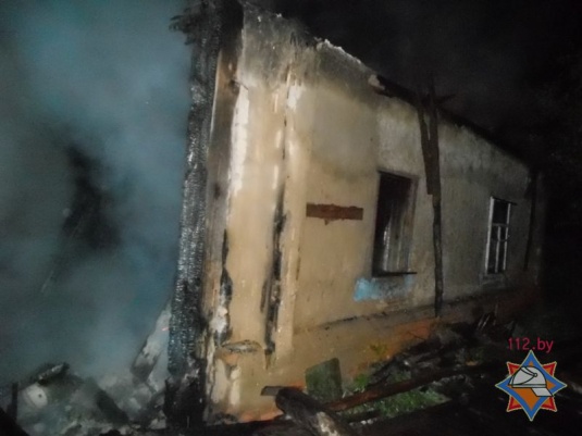 На пожаре в Рогачевском района спасен пенсионер (фото, видео)