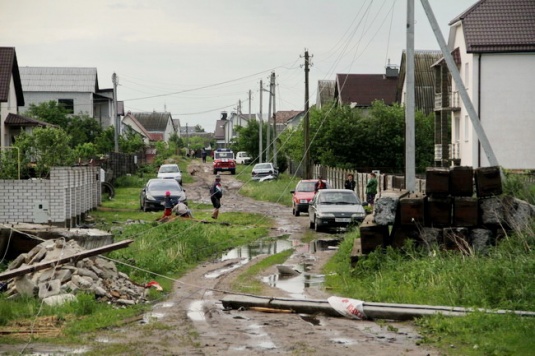 В Барановичах в коттеджном поселке ураганом сорвало крыши и стены в домах