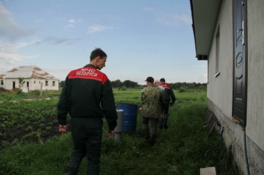 В Барановичах в коттеджном поселке ураганом сорвало крыши и стены в домах