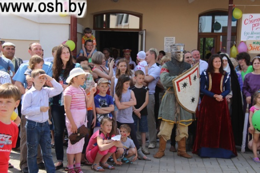 Международный день музеев в Ошмянах: «оживший» Богушевич, рыцарские бои, средневековые танцы, боди-арт…