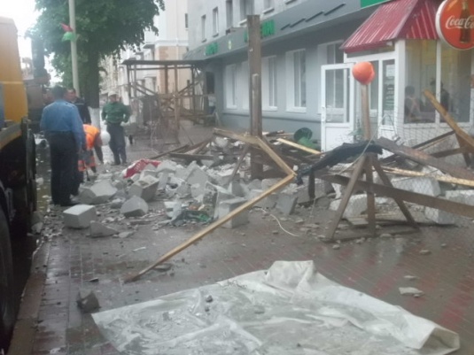 В Барановичах сильный ветер обрушил строительные блоки с крыши над входом в магазин