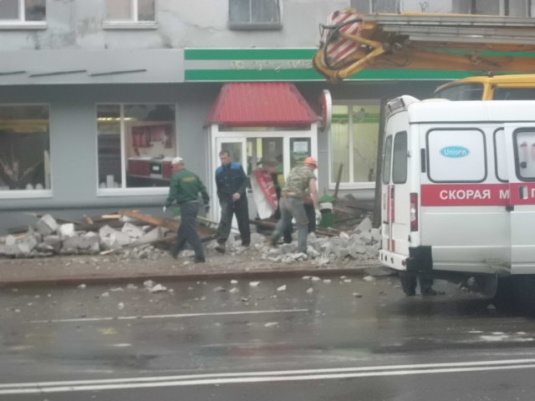 В Барановичах сильный ветер обрушил строительные блоки с крыши над входом в магазин