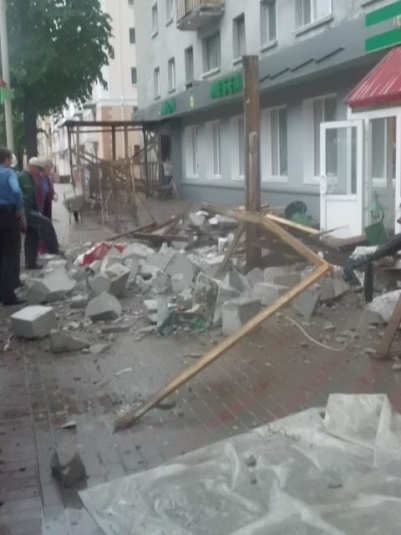 В Барановичах сильный ветер обрушил строительные блоки с крыши над входом в магазин