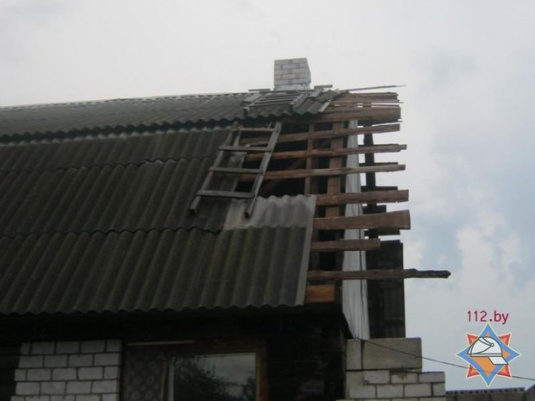 В Бобруйске и районе стихия не пощадила кровлю построек и деревья